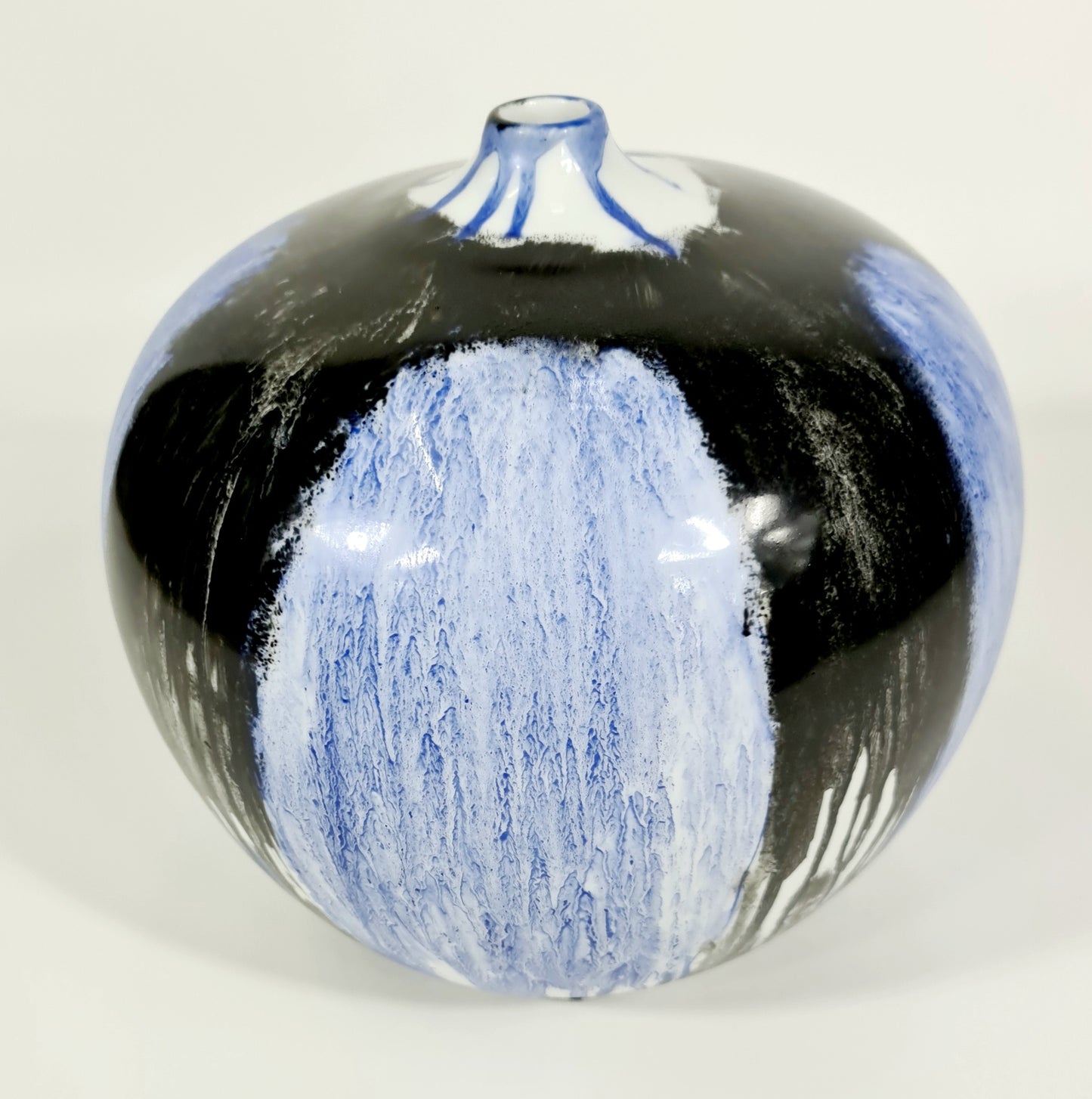 Round Vintage Vase: Black And Blue Drip Painting (70% OFF)
