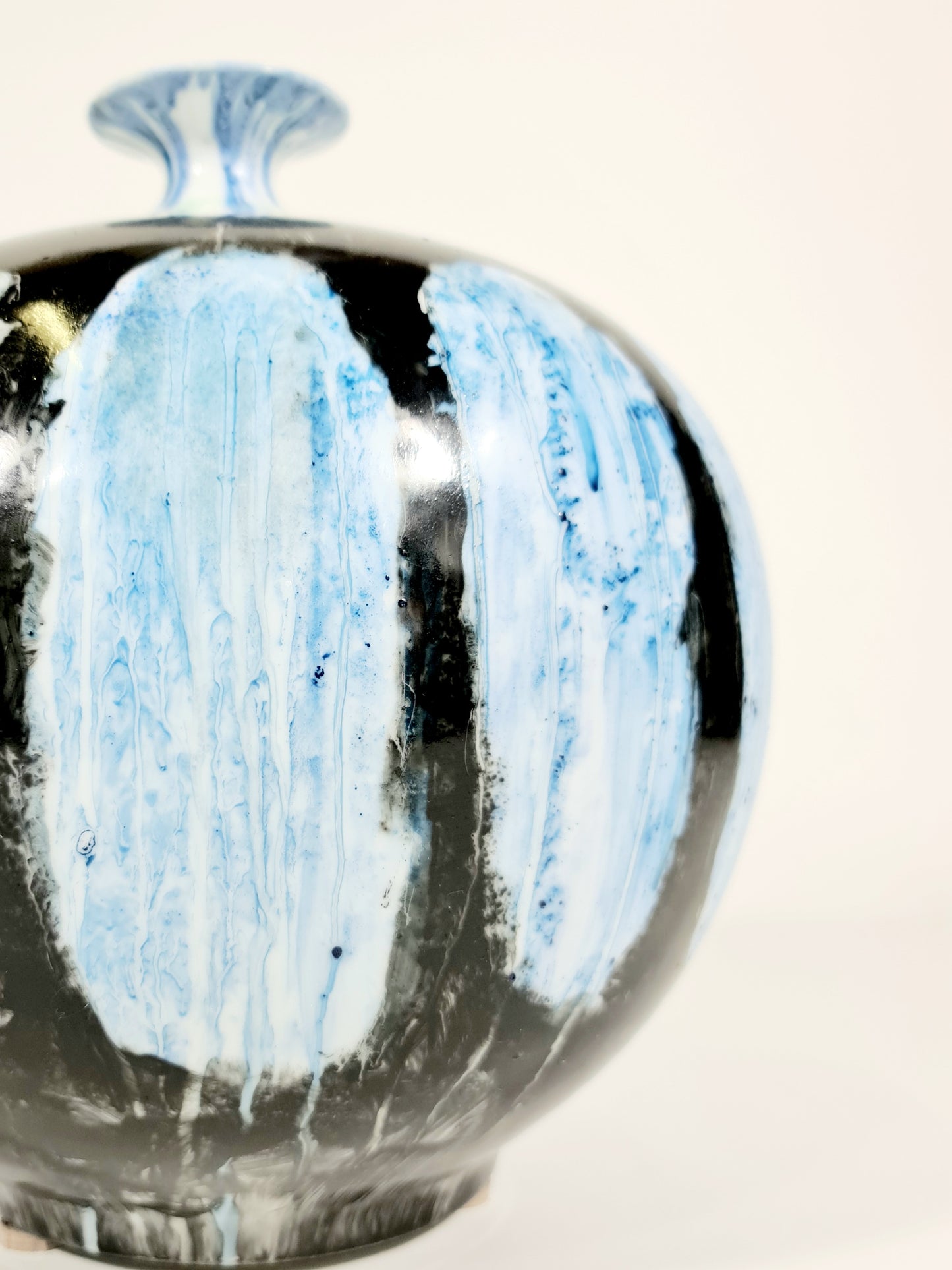 Vintage Handpainted Round Vase With Open Mouth :Black And Light Blue (70% OFF)