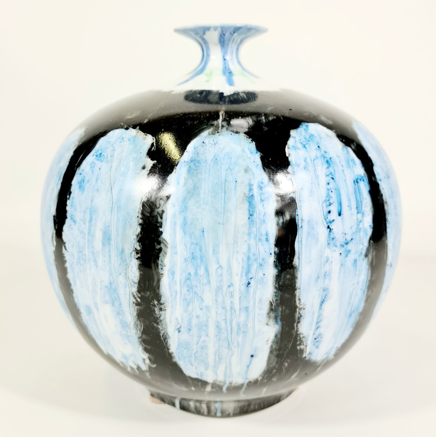 Vintage Handpainted Round Vase With Open Mouth :Black And Light Blue (70% OFF)