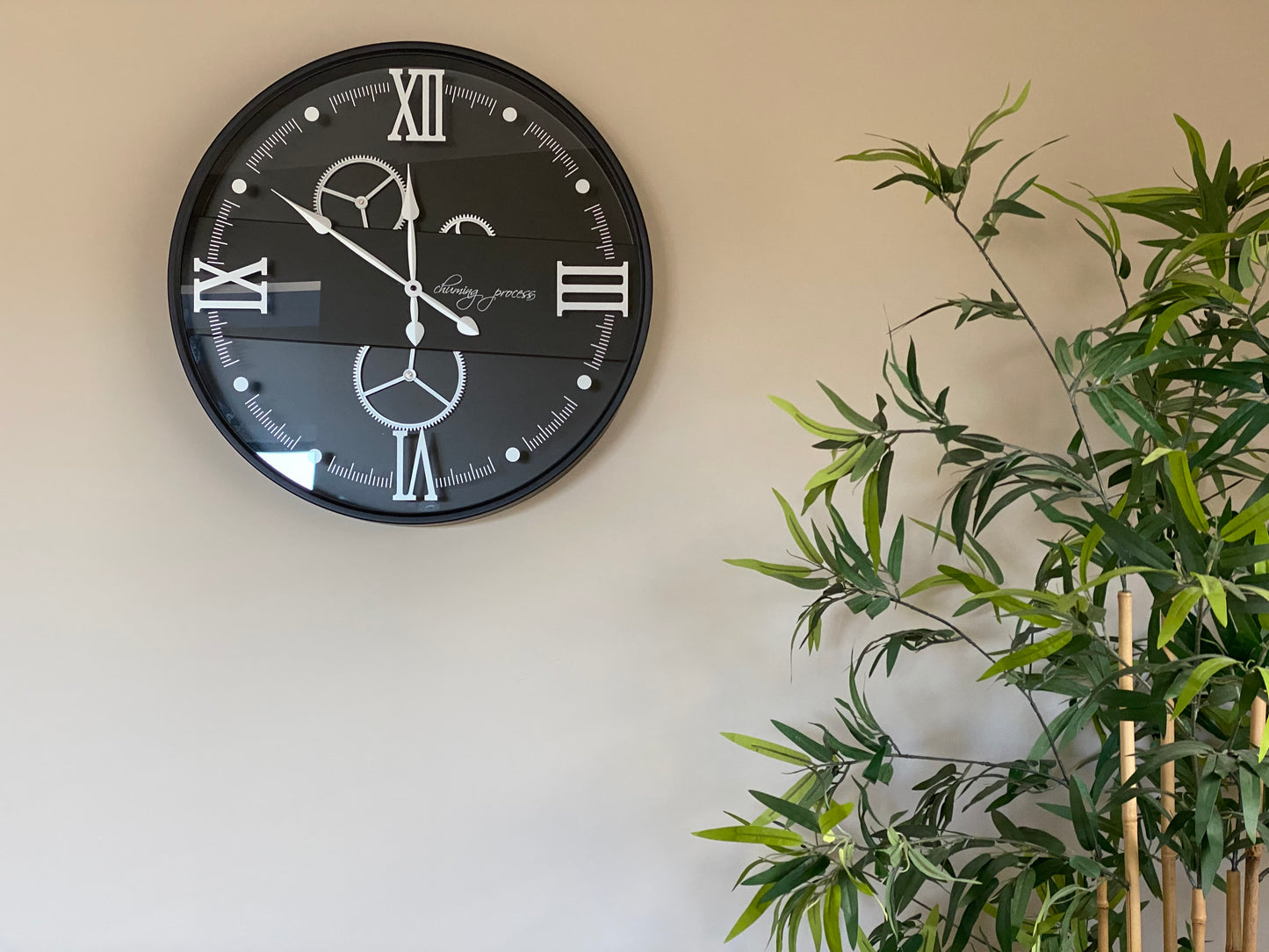 59 Cm Black & White Chuming Process Moving Gear Wall Clock